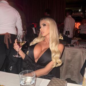 SRBI NJENE SNIMKE GLEDAJU NA SAJTU ZA ODRASLE! Na starim fotkama je neprepoznatljiva - NULA KOREKCIJE I BLAJHANJE