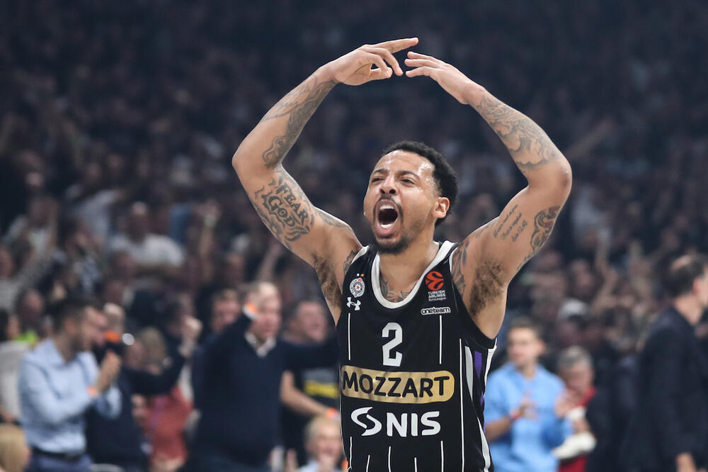 Raspametio Grobare! Šta je ovo sada uradio Karlik Džons?