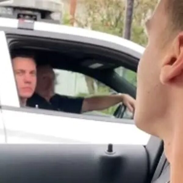 Dobacivao je bezobrazno automobilu pored, a onda su oni otvorili prozor: Kad je video, sledio se i odmah dao gas