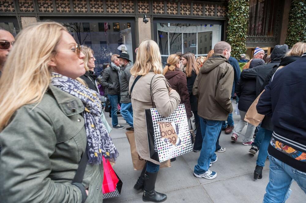 Tradicionalni "stampedo" u Knezu za Crni petak: Ispred "Zare" došli pre radnica, pa nagrnuli kroz vrata! (VIDEO)