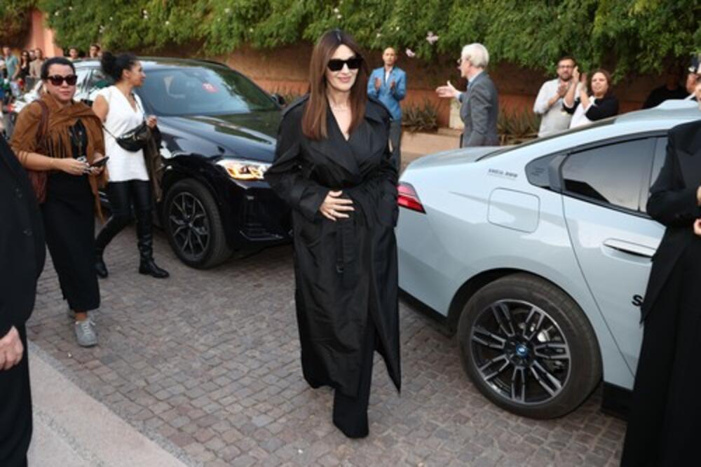 MNOGO MLAĐE MAČKICE ĆE SE OBUĆI POSLE OVIH FOTKI! Žena u najboljim godinama i TELO ZMAJA - kupaći budi BUJNU MAŠTU