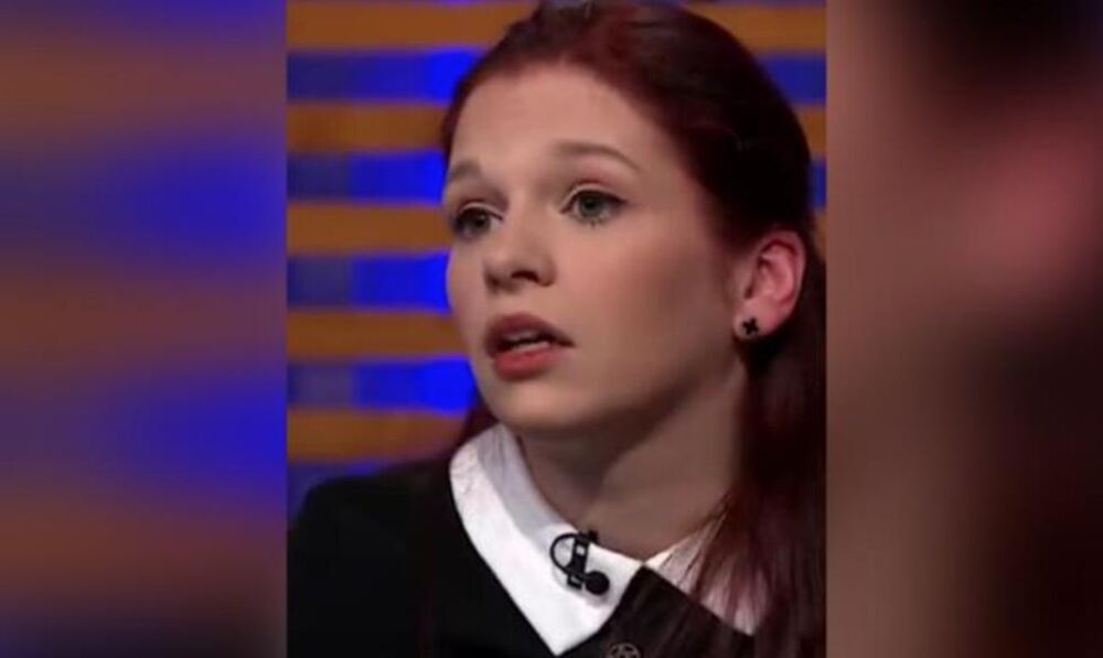 Pastor, koji je imao pedesetak godina, naterao ih je da sednu.