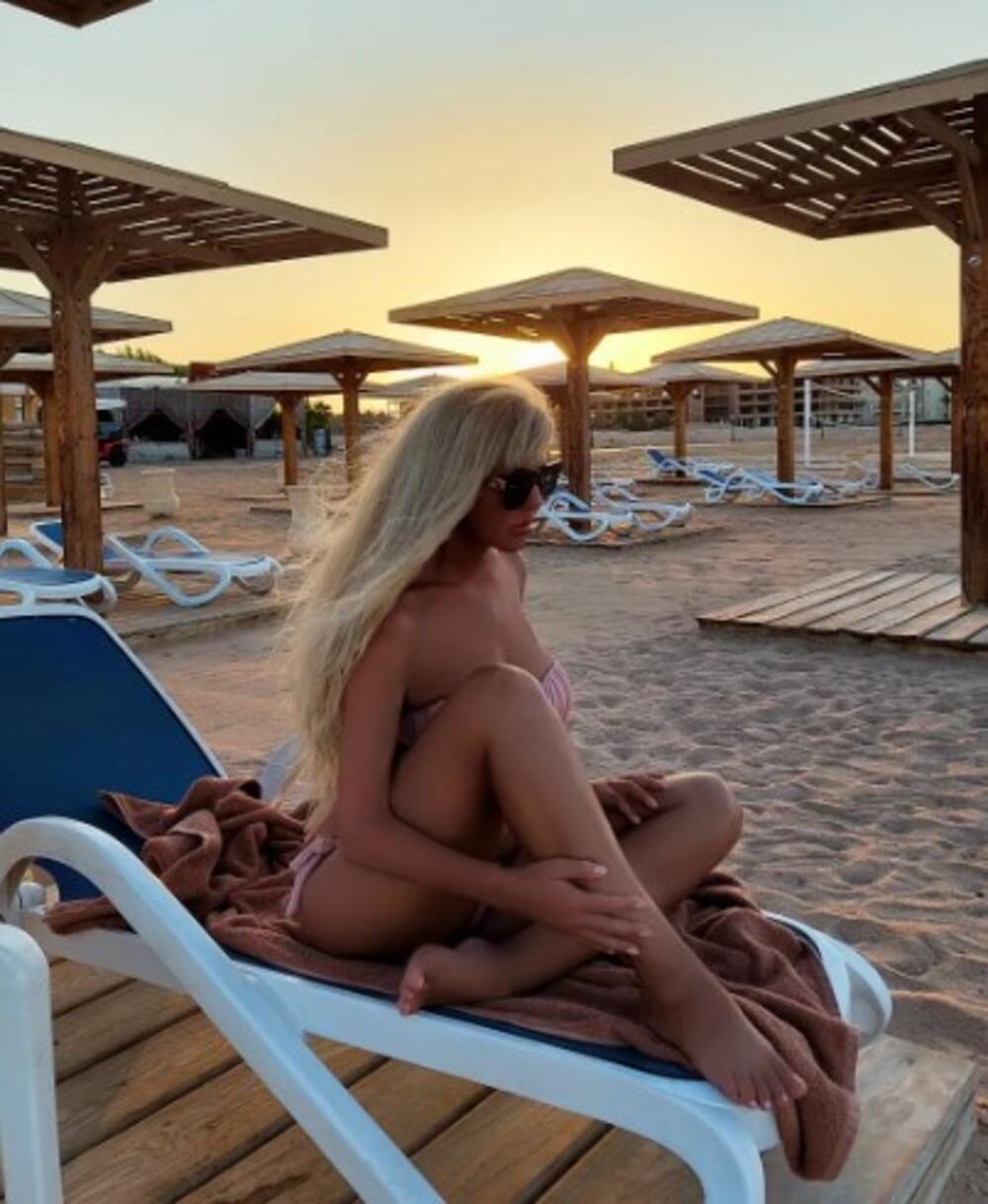 "JAO PA ŠTA JE URADILA": Folkerka u SEDMOJ deceniji DIGLA NOGU nasred plaže! Temperatura skočila čim su sevnule...