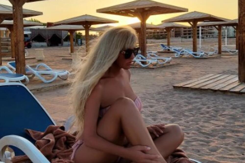 "JAO PA ŠTA JE URADILA": Folkerka u SEDMOJ deceniji DIGLA NOGU nasred plaže! Temperatura skočila čim su sevnule...