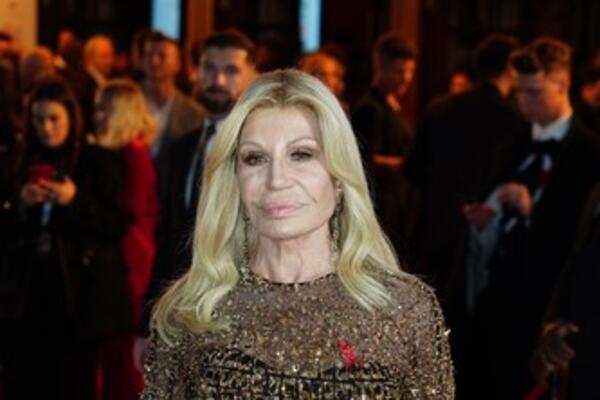 CELA SE IZOPERISALA! Sa 70 godina ima skroz NOVO LICE - ljudi gledaju i ne veruju šta vide, BAŠ ZUMIRAJU JEDAN DEO