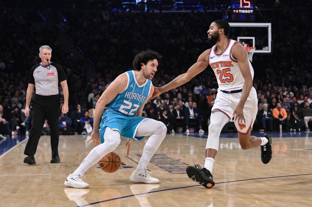 Vasilije Micić u dresu Šarlota (levo)