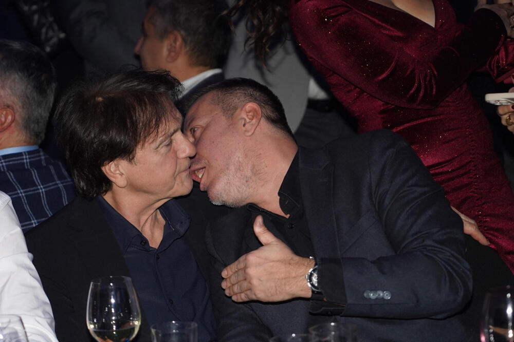 Kuku, šta ovo rade Čola i Georgiev? Šok slika kruži mrežama, on mu se približio do usta, a onda...