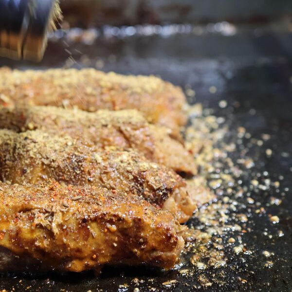 KUVARI RIBU NIKAKO NE VALJAJU U BRAŠNO, VEĆ U OVO! Šokiraćete se kad čujete da ne upija ni KAP ULJA