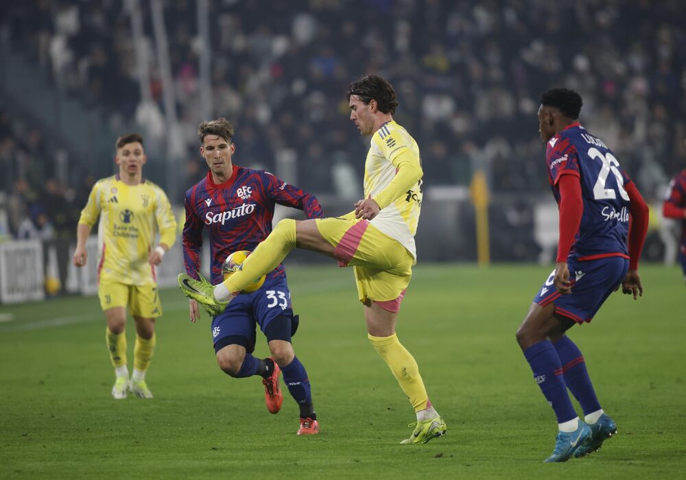 Dušan Vlahović (u sredini) na utakmici Juventusa i Bolonje