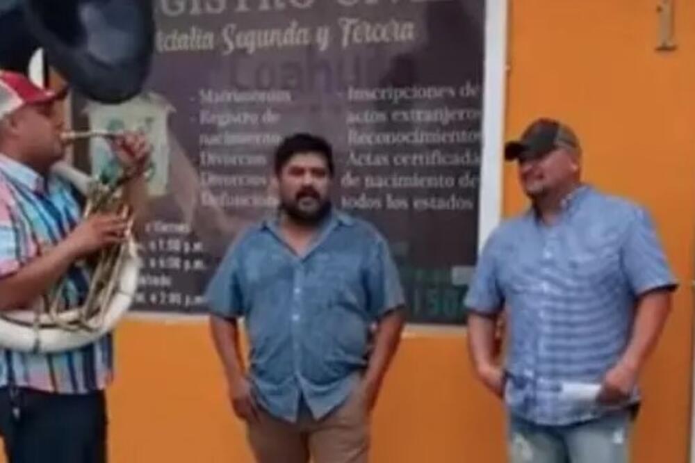 Krenuo da se razvede, poveo trubače, a onda...Pogledajte zašto je ovaj snimak postao potpuni hit (VIDEO)