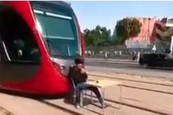 Da li su ovi momci normalni? Snimali opasnu Tik Tok šalu, pa završili u zatvoru, pazite samo šta su uradili (VIDEO)