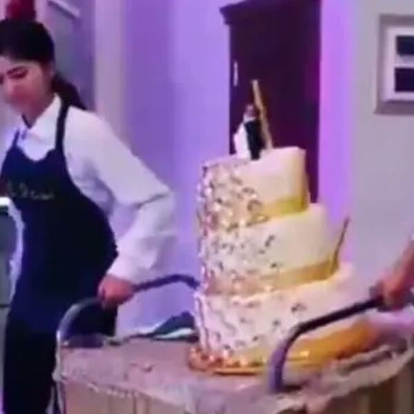 Unosili su tortu za mladence, a onda se desila prava katastrofa: Mlada počela da jeca, niko nije mogao da je smiri