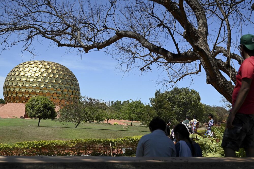 U centru zajednice nalazi se Matrimandir, sferna građevina obložena zlatom, koja služi kao mesto za meditaciju