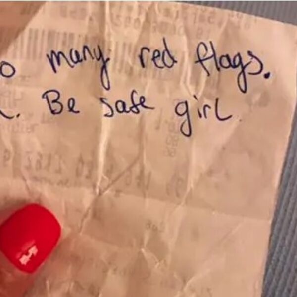 Sedela je sa dečkom u kafiću, a kad je otišao do WC-a, dobila je ovaj papirić: Sledila se kad je videla šta piše