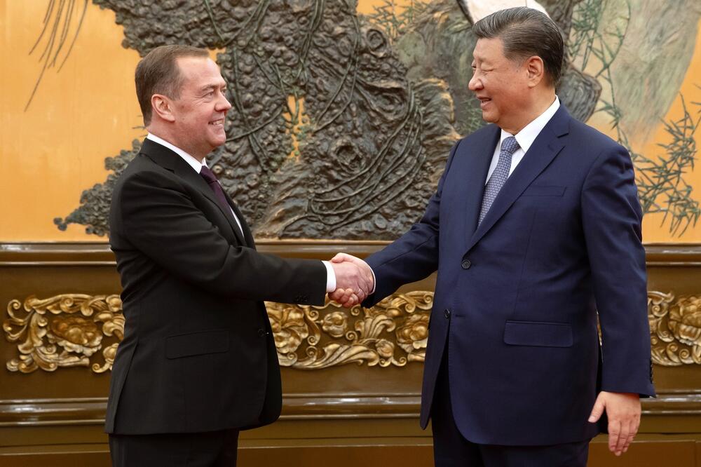 Ono što je Medvedev dao Đinpingu sledilo pola sveta! Pazite samo šta se upravo odigralo, Rus vuče konce iza kulisa?