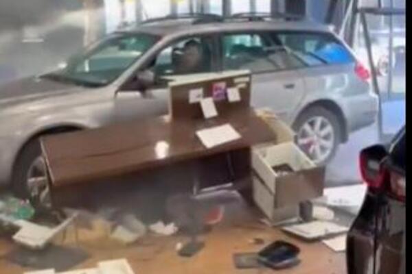 Uleteo kroz izlog, pa im razlupao sve! Kupcu nisu uslišili molbu u salonu automobila, a onda... kakav haos! (VIDEO)