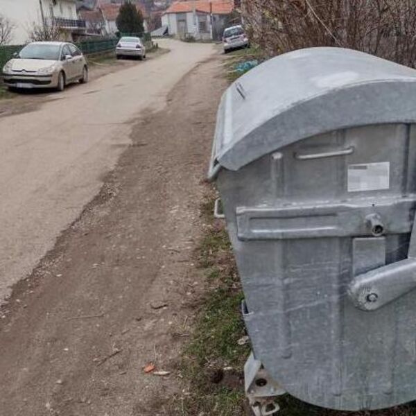 SCENA KAO IZ HORORA: Ovakav užas Prokuplje ne pamti, kontejner pao na ženu, ono što su prolaznici videli...