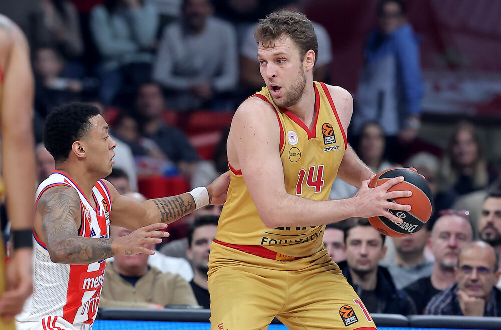 Saša Vezenkov (desno) na utakmici Crvene zvezde i Olimpijakosa