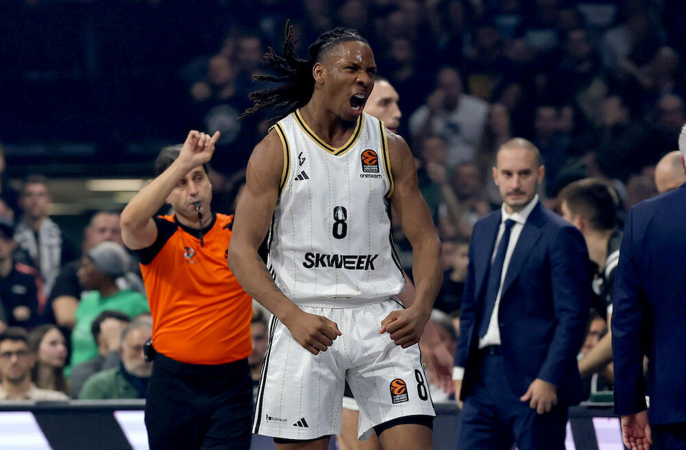 Slavlje Melvina Ažinse posle trojke za kraj treće četvrtine