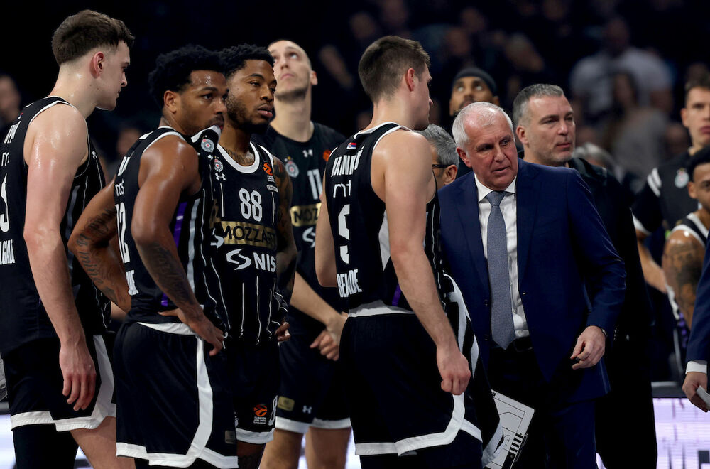 Željko Obradović i košarkaši Partizana protiv Asvela