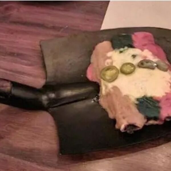 Naručila je ukusnu šniclu u restoranu: Kad joj je konobar doneo jelo, sledila se u mestu, šta je ovo (FOTO)