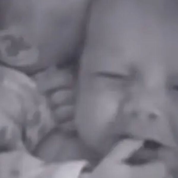 Majka je čula plač blizanca u krevecu - ono što je kamera snimila joj je nateralo odmah suze na oči! (VIDEO)