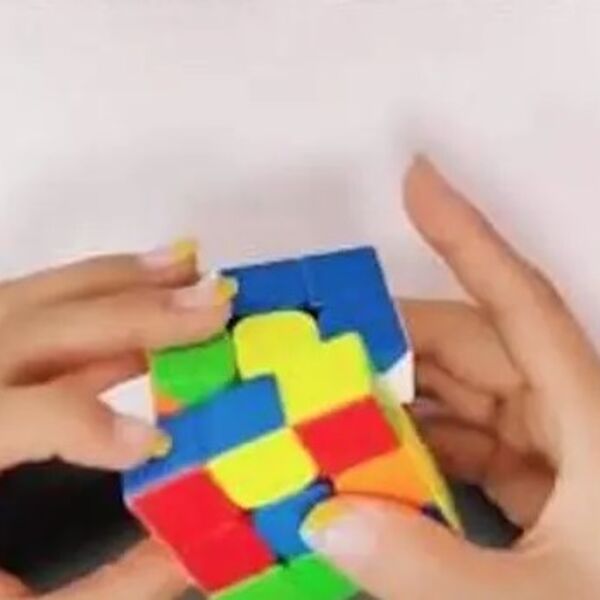 Provaljeno: Evo kako genijalci slože Rubikovu kocku za par sekundi, možete i vi to da uradite (VIDEO)