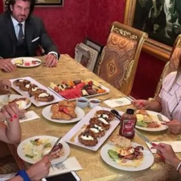 Po prvi put oglasila se ćerka australijskog Plejboja koji ima bedo žena: One se šetaju gole, a onda...(FOTO)