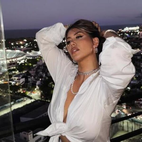 Vanda Nara provocira sa balkona: Grudi na izvolte, a svi se pitaju čiji stadion je u pozadini