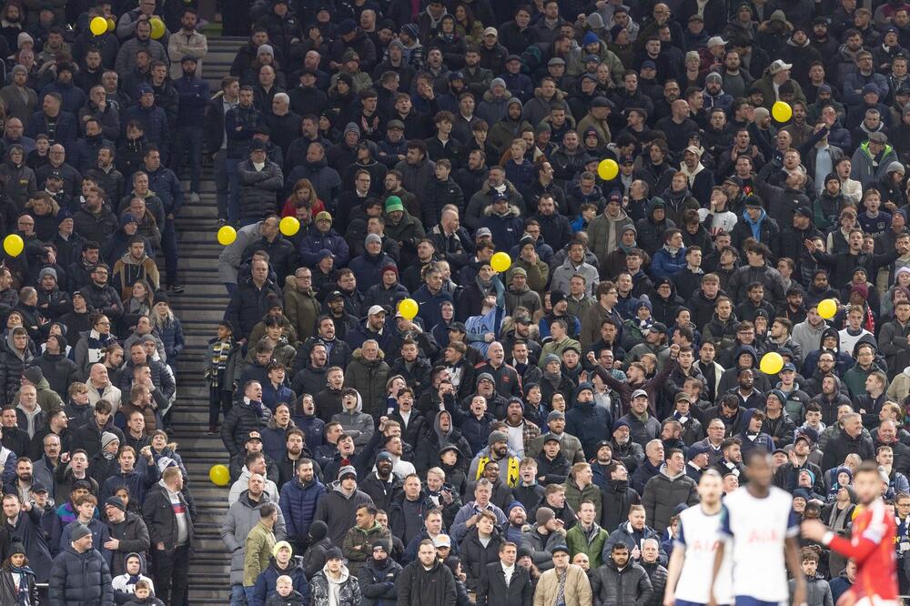 Dirljivo i tužno: Navijači Totenhema pustili na stotine žutih balona, razlog će vas dokrajčiti!