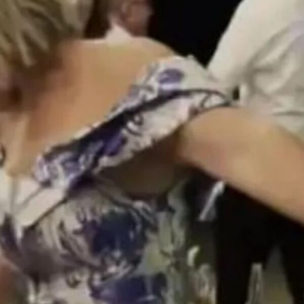 Mladoženjima majka napravila scenu na svadbi: Svi zinuli kad su videli šta radi na podijumu! "Postalo je vruće..."