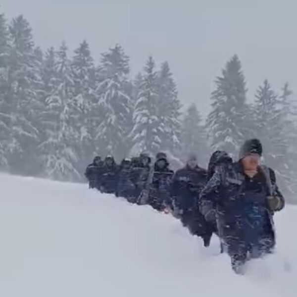 Zbog mećave ostali bez struje, a onda su se pojavili oni: Probijali se kroz sneg da pomognu svojima! Carevi (VIDEO)