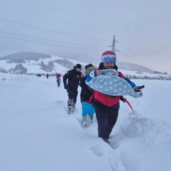 Spasioci kroz dubok sneg nosili bebu, spasili više od 100 ljudi: Nesvakidašnja akcija u Bihaću, kakve ljudine!