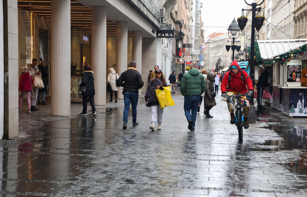 Ljudi po zimi u šetnji