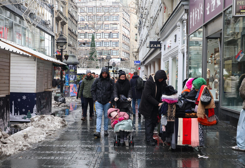 Ljudi šetaju po zimi