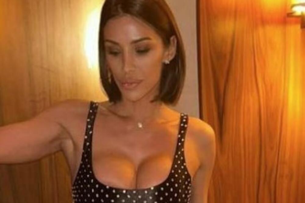 Znate li ko je ova žena? Ima vilu u diplomatskom naselju i brutalne noge u miniću, a bivši muž joj je...