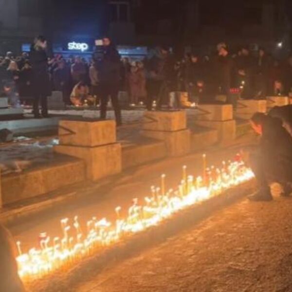 Potresni prizori na Cetinju: Građani odaju poštu nastradalima u masakru (VIDEO)