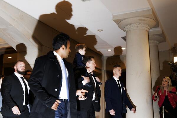 Ko je žena koja je bogatašu rodila blizance? Šuškalo se svašta, a mnogi misle da je njegov čovek od poverenja