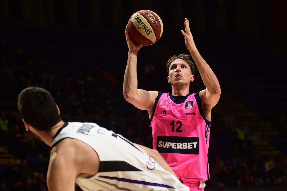 Split pao na Novom Beogradu - uz zvuk sirene!