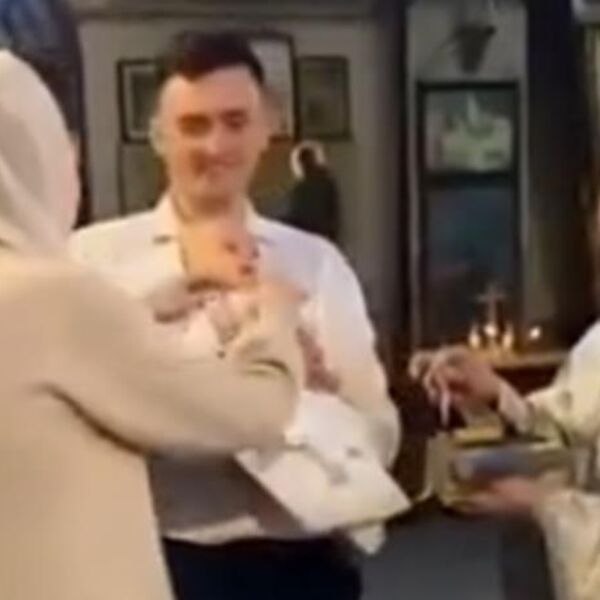 Sveštenik rekao majci - otrkijte grudi: Zbog onoga što je usledilo, nastao je totalni muk (VIDEO)