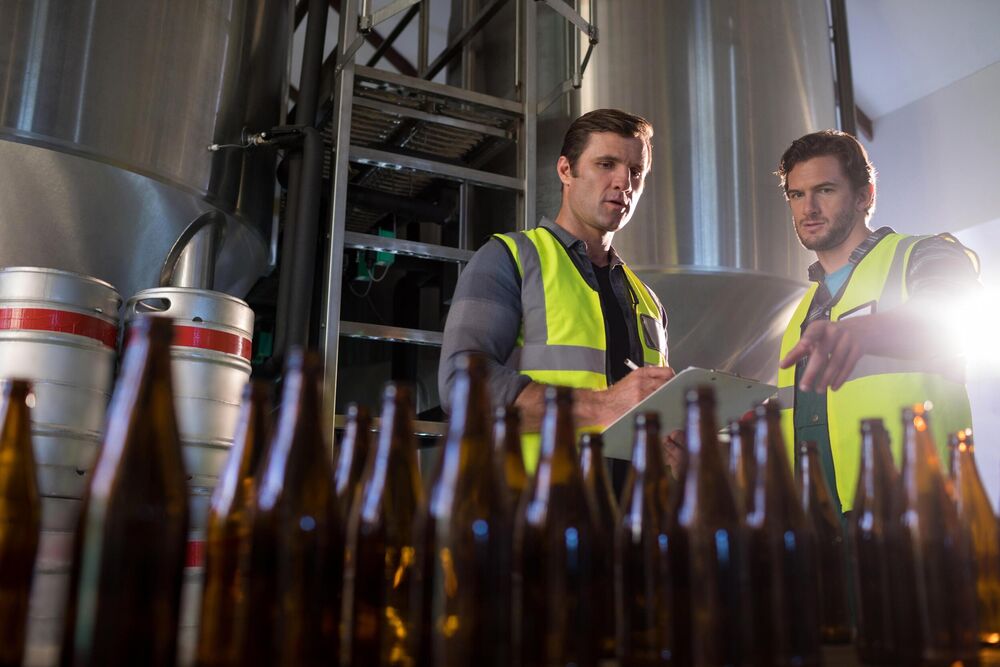 Dvojica muškaraca u fabrici