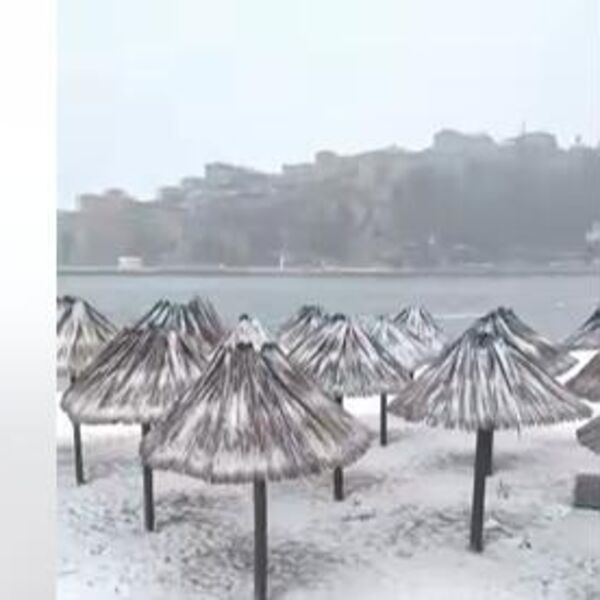 Snimak za nevericu! Sneg okovao crnogorsko primorje, popularni grad više niko ne može da prepozna