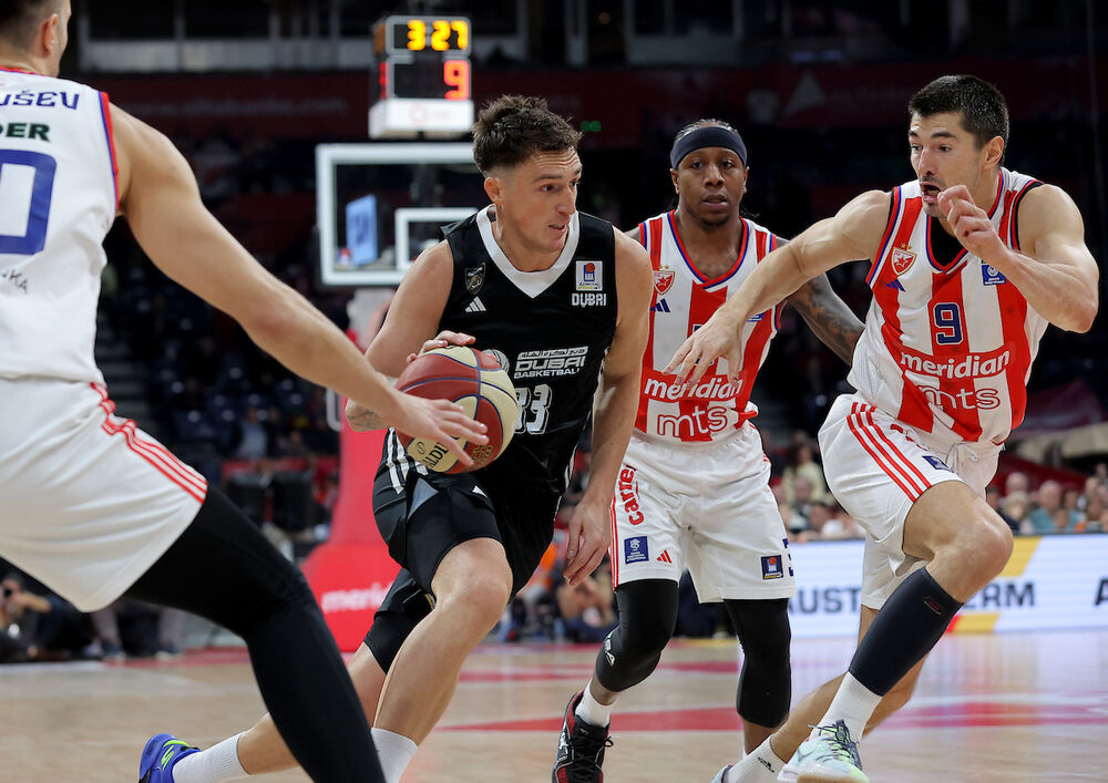 Danilo Anđušić u prodoru pored Luke Mitrovića i Ajzee Kenana