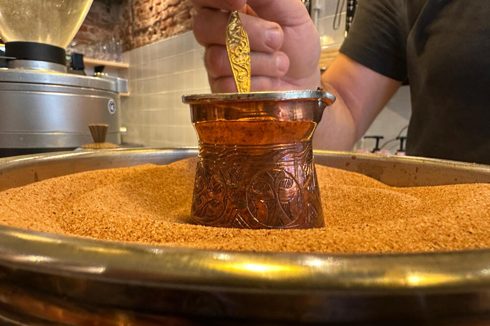 Čim popijete jutarnju kafu trčite u WC? Doktori otkrivaju zašto vam se to desava