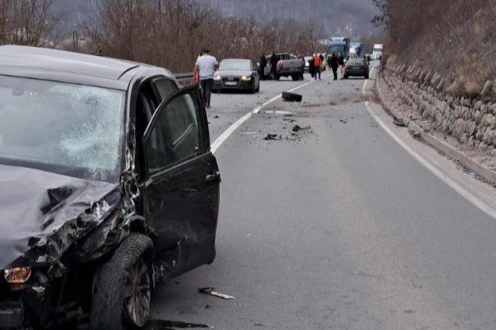 Delovi rasuti po putu, od siline udara jednom vozilu otpali točkovi: Žestok sudar u Ovčarsko-kablarskoj klisuri