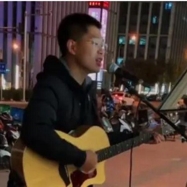 Kinez stao nasred kineskog grada, pa počeo da peva ovu srpsku pesmu: Prolaznici iskolačili oči da li je moguće