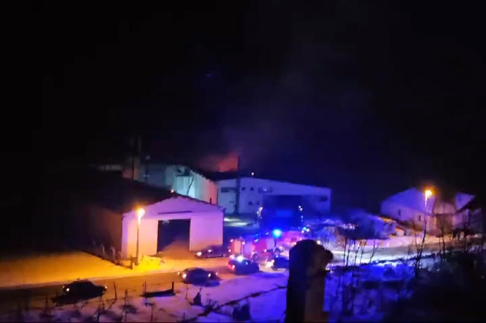 Veliki požar izbio u dragačevskom selu Vučkovica: Vatra progutala proizvodni pogon (FOTO)