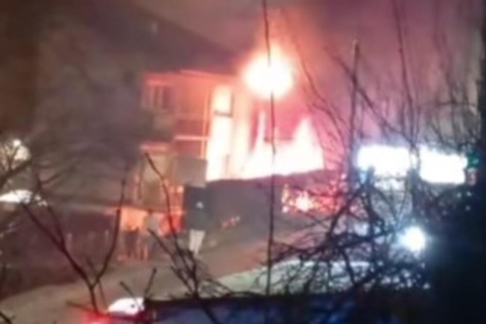 Veliki požar u Užicu: Gori kuća, vatrogasci se bore sa buktinjom (VIDEO)