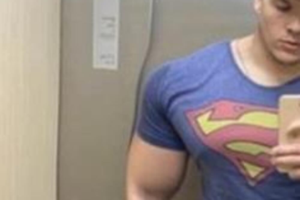 Kakva blamčina našeg čuvenog pevača: Hteo da izgleda nabildovano, pa u fotošopu pokrivio lift i zidove, au (FOTO)