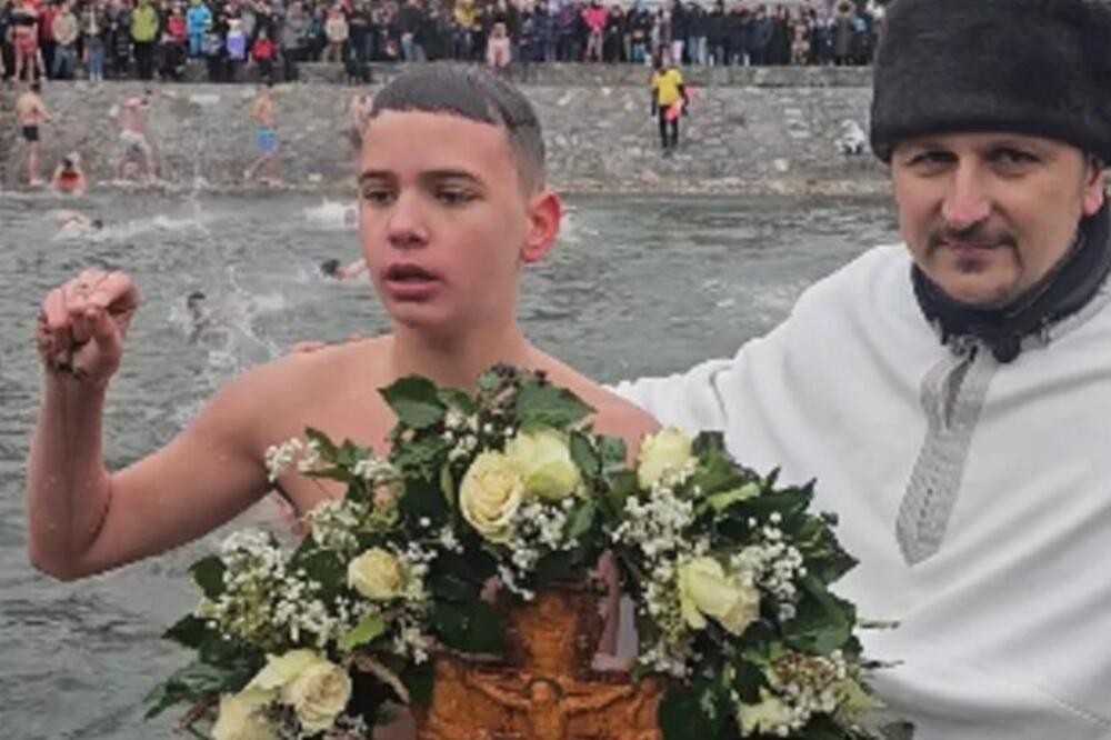 E ovo je ponos! Strahinja (13) prvi doplivao do Časnog Krsta u Užicu, nije se ni zadihao! (VIDEO)